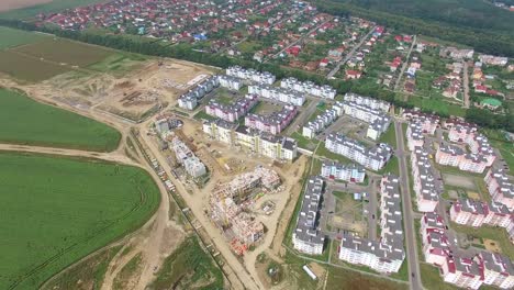 proceso-de-construcción-de-modernos-edificios-de-gran-altura-en-la-parte-nueva-de-la-ciudad.