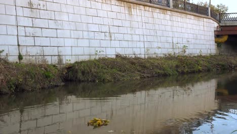 Panoramablick-über-die-Böschung-der-Stadt-Fluss-und-Gusseisen-Zaun