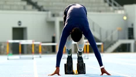 Atletismo-en-una-pista-para-correr-4k-de-discapacitados