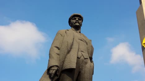 Plaza-Lenin-estatua-Donetsk-Ucrania--2