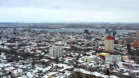 Innenstadt-von-"Dnipro"-Stadt-im-Winter.-Panorama-4-k-video-Footage-von-Quadrocopter.