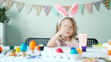 Niña-comiendo-huevo-después-de-los-preparativos-de-Pascua