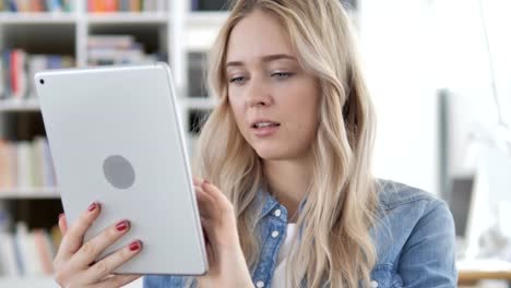 Mujer-casual-Designer-navegando-por-Internet-en-Tablet