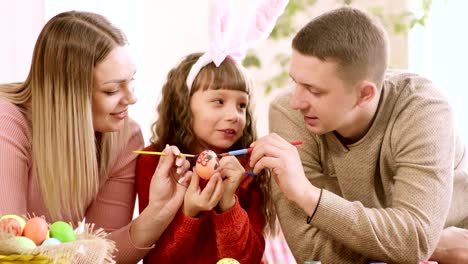 toda-la-familia-decora-un-huevo-para-las-vacaciones-de-Pascua.