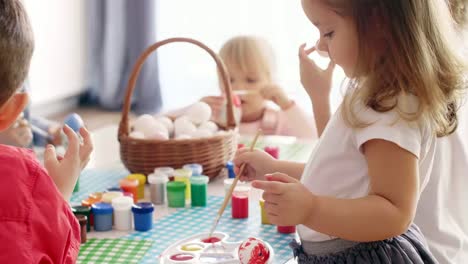 Huevos-de-Pascua-hechos-a-mano-pintados-por-grupo-de-niños