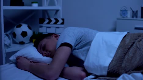 Teenager-scrollen-Smartphone,-legen-es-ins-Bett-und-schlafen-ein,-Entspannung