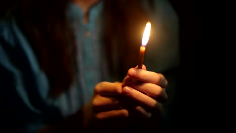 little--girl-praying-in-a-dark-room