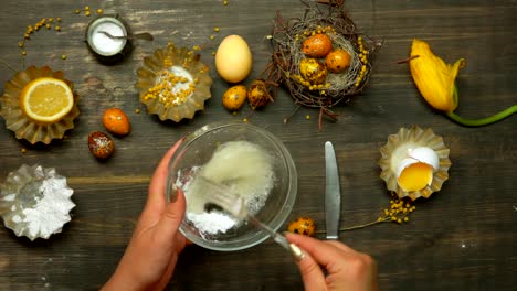 Batir-la-mano-de-huevo-blanco-para-hornear-el-esmalte-de-Pascua