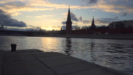 Panoramablick-auf-den-Moskauer-Fluss-bei-Sonnenuntergang-Dolly-Schuss