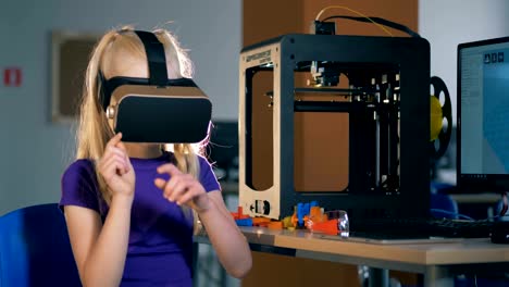 Scholl-Girl-en-3D-gafas-de-realidad-virtual-estudio-tecnolgies-innovadoras-en-el-laboratorio-escolar.-4k.