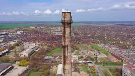 Vieja-pipa-grande-en-la-ciudad.-Vista-aérea