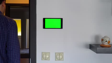 Smart-Home-Control-an-einer-Wand