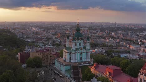 Luftaufnahme-der-St.-Andreas-Kirche,-historisches-Zentrum,-Bezirk-Podolsky,-Kiew,-Ukraine