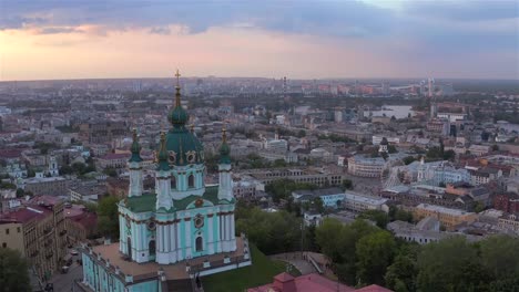 Luftaufnahme-der-St.-Andreas-Kirche,-historisches-Zentrum,-Bezirk-Podolsky,-Kiew,-Ukraine