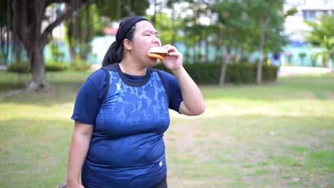 Las-mujeres-están-ejercitando-y-comiendo-una-hamburguesa