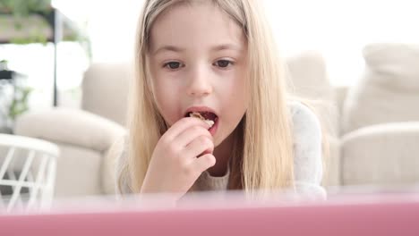 Chica-comiendo-palomitas-de-maíz-y-viendo-películas