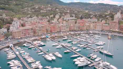 Luftaufnahme.-Santa-Margherita-Ligure-ist-ein-wunderschöner-Ferienort-an-der-ligurischen-Küste-in-Italien.-Blick-von-der-Bucht,-im-Rahmen-der-Yacht-und-der-Stadtanlegestelle,-mit-schönen-Häusern