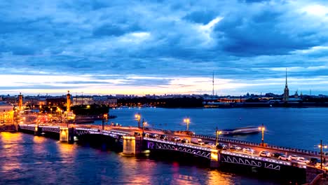 San-Petersburgo,-abriendo-el-puente-del-Palacio.-Vista-de-fotografía-de-lapso-de-tiempo-desde-el-techo-hasta-la-zona-de-agua-de-Neva,-la-fortaleza-de-Pedro-y-Pablo,-el-puente-del-Palacio-y-el-espigón-de-la-isla-Vasilievsky