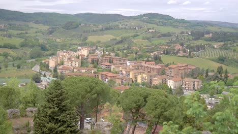 Blick-auf-den-italienischen-Vorort-in-der-Toskana.-Schöne-Tiefbauarchitektur