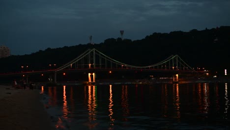 Kiev-pedalastrian-puente-iluminación-en-el-río-Dnipro-reflexión-Ucrania-viaje