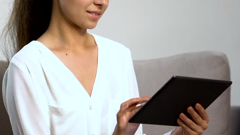 Encantado-de-desplazamiento-femenino-en-la-tableta,-ir-de-compras-o-trabajar-en-línea,-aplicación