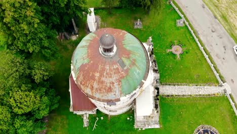 Verlassener-katholischer-Tempel-in-einem-kleinen-Dorf