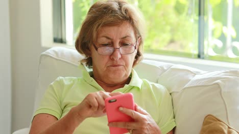 Senior-ältere-Frau-hält-Smartphone-Gerät-drücken-Bildschirm-mit-Finger