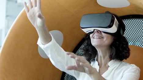 Smiling-woman-in-vr-headset