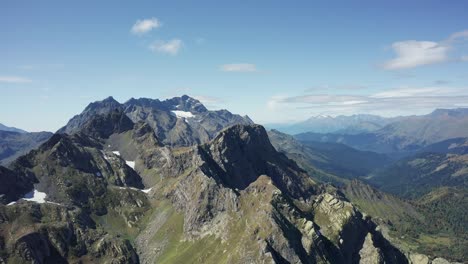 Luftaufnahme,-Drohne-bewegt-sich-über-ein-Gebirge