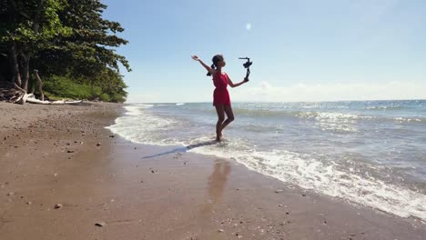 Ein-tausendjähriger-Vlogger,-der-am-Strand-spazieren-geht-und-Vlog-für-soziale-Medien-aufnimmt