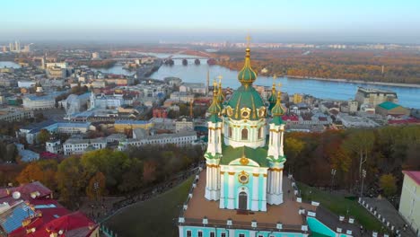 Drone-sobrevolando-la-Iglesia-de-San-Andrés-al-atardecer