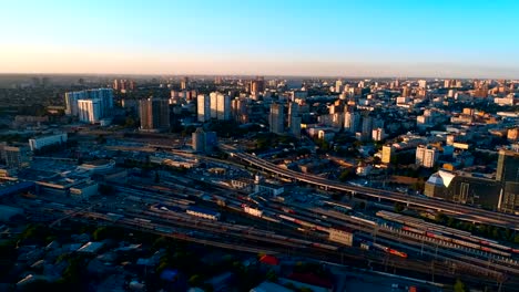 Eine-Stadt-mit-mehrstöckigen-Gebäuden,-mit-Bahnhof-und-Zügen