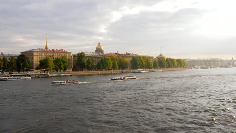 vista-panorámica-de-San-Petersburgo-en-hora-dorada-por-la-noche,-los-barcos-están-flotando