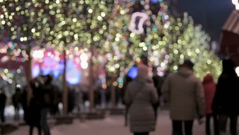 Neujahr-in-Russland-in-Moskau-auf-dem-Roten-Platz.-Festlichkeiten.-Die-Leute-gehen.-Verschwommener-Hintergrund.