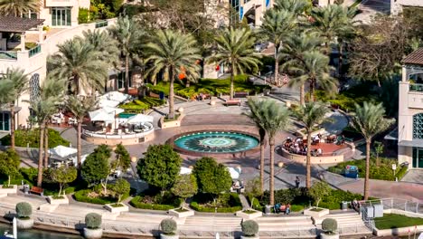 Brunnen-und-Palmen-timelapse-auf-der-Marina-walk,-während-des-Tages.-Dubai,-Vereinigte-Arabische-Emirate