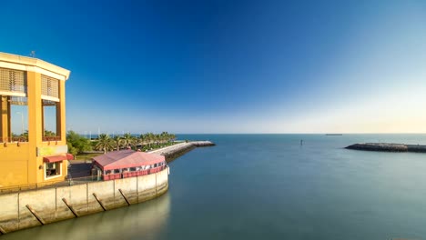 Boote-am-Hafen-vorbei,-im-Sharq-Marina-Morgen-zeitraffer-nach-Sonnenaufgang-in-Kuwait.-Kuwait-Stadt,-Naher-Osten