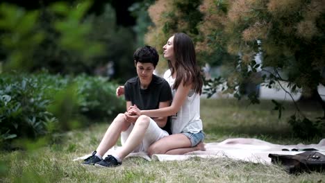 Dos-lesbianas-están-abrazándose-en-la-portada-en-el-Parque