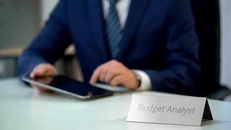 Staatsbudget-Analyst-mit-Tablet-PC,-Überprüfen-von-Informationen-in-E-Dokumenten