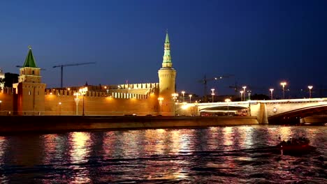 Río-de-Moskva-y-el-Kremlin-(de-noche),-Moscú,-Rusia