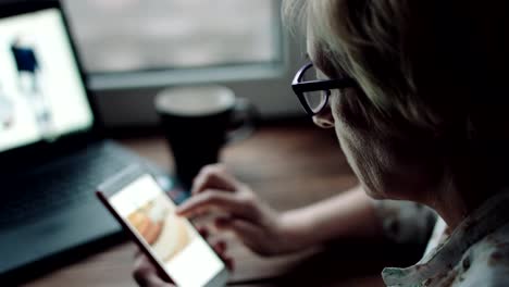 Mujer-viendo-algo-en-la-pantalla-del-teléfono-inteligente