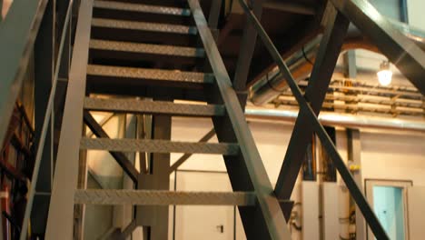 Escalera-de-metal-en-la-fábrica