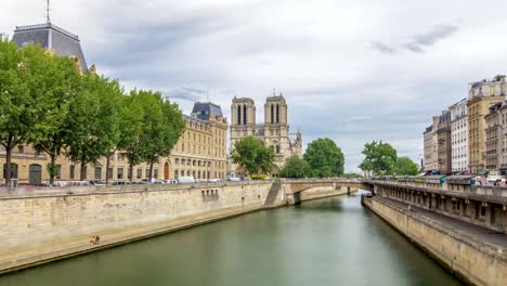 Notre-Dame-de-Paris-und-Seine-Timelapse-Hyperlapse-ist-eines-der-berühmtesten-Wahrzeichen-von-Paris