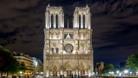 Timelapse-Nacht-Ansicht-von-Notre-Dame-de-Paris,-Frankreich-und-Platz-vor-der-Kathedrale-mit-Menschen