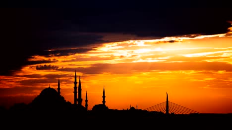 Timelapse-Blick-auf-Istanbul-Stadtbild-mit-berühmten-Süleymaniye-Moschee-bei-Sonnenuntergang