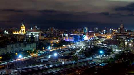 Nächtliche-Panoramablick-auf-Kiewer-Bahnhof-Timelapse-und-moderne-Stadt-in-Moskau,-Russland