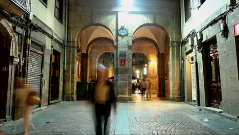 Movimiento-diario-de-los-turistas-y-lugareños-en-las-calles-de-Bilbao,-lapso-de-tiempo-de-día-a-noche