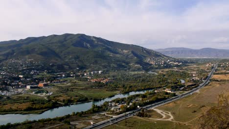 Landschaft-auf-Mzcheta-Stadt-und-Fluss-Kura.