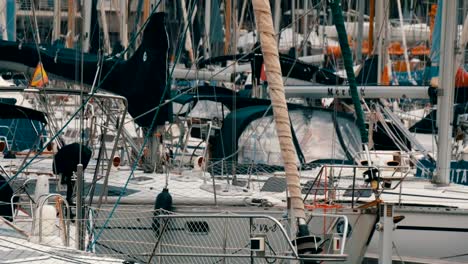 Yachten-im-Hafen-festgemacht