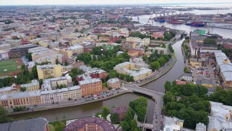 Rusia-día-nublado-San-Petersburgo-paisaje-fluvial-aéreo-panorama-4k