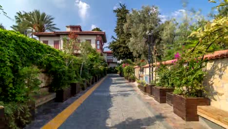 Straße-der-alten-traditionellen-türkischen-Häuser-von-Antalya-Stadt-Timelapse-Hyperlapse.-Turkei